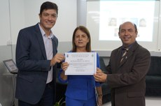 O Coordenador do Program de Pós Graduação em Odontologia, Professor Dr. Ricardo Castro e o Professor Dr. João Euclides Braga, Diretor do CCS, entregam à Professora Drª Margareth Diniz, Reitora da UFPB, o Certificado de Reconhecimento de Mérito. imagens weltorres