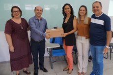 Professor Dr. João Euclides Braga, Diretor do CCS e Professor Dr. Jamilton Alves, Assessor de Graduação, entregam o equipamento multimídia Data Show para a Coordenadora do Curso de Enfermagem , Professora Drª Oriana Deyze Correia.
Imagens Weltorres.