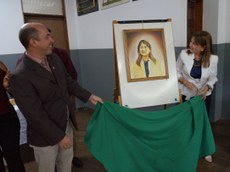 Professora Dra. Margareth Diniz é presenteada pelo Professor João Braga, Diretor do CCS, com obra de arte do artista plástico Jarrier Alves Dantas.