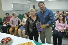 Professor Dr. Fabiano Gonzaga Rodrigues, Vice-Diretor do CCS, sendo homenageado pela passagem de seu aniversário. Imagem Weltorres