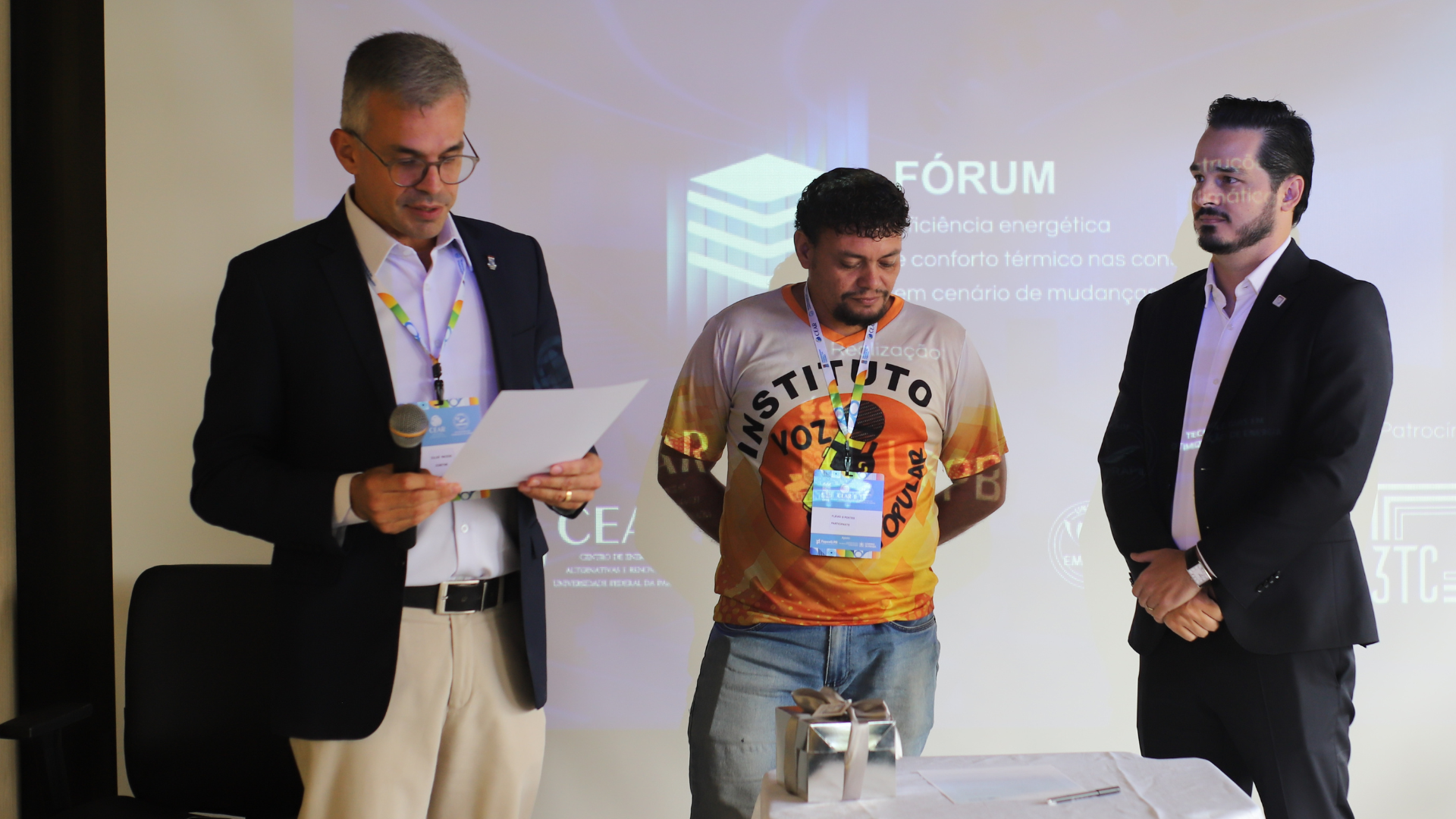 CEAR, Grupo 3TC e Comunidade São Rafael firmam compromisso para instalar isolamento térmico em salão comunitário Fotos: Aline Lins