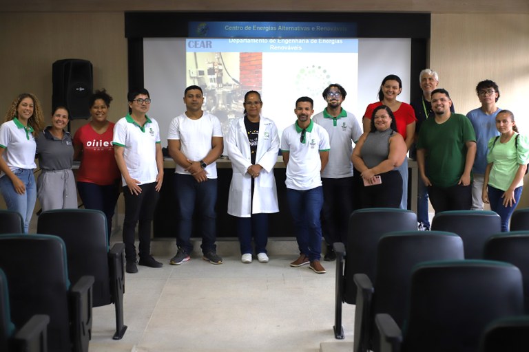 Grupo de 16 alunos do Campus Cabedelo do IFPB conhecem estrutura de laboratório e a tecnologias desenvolvidas no CEAR