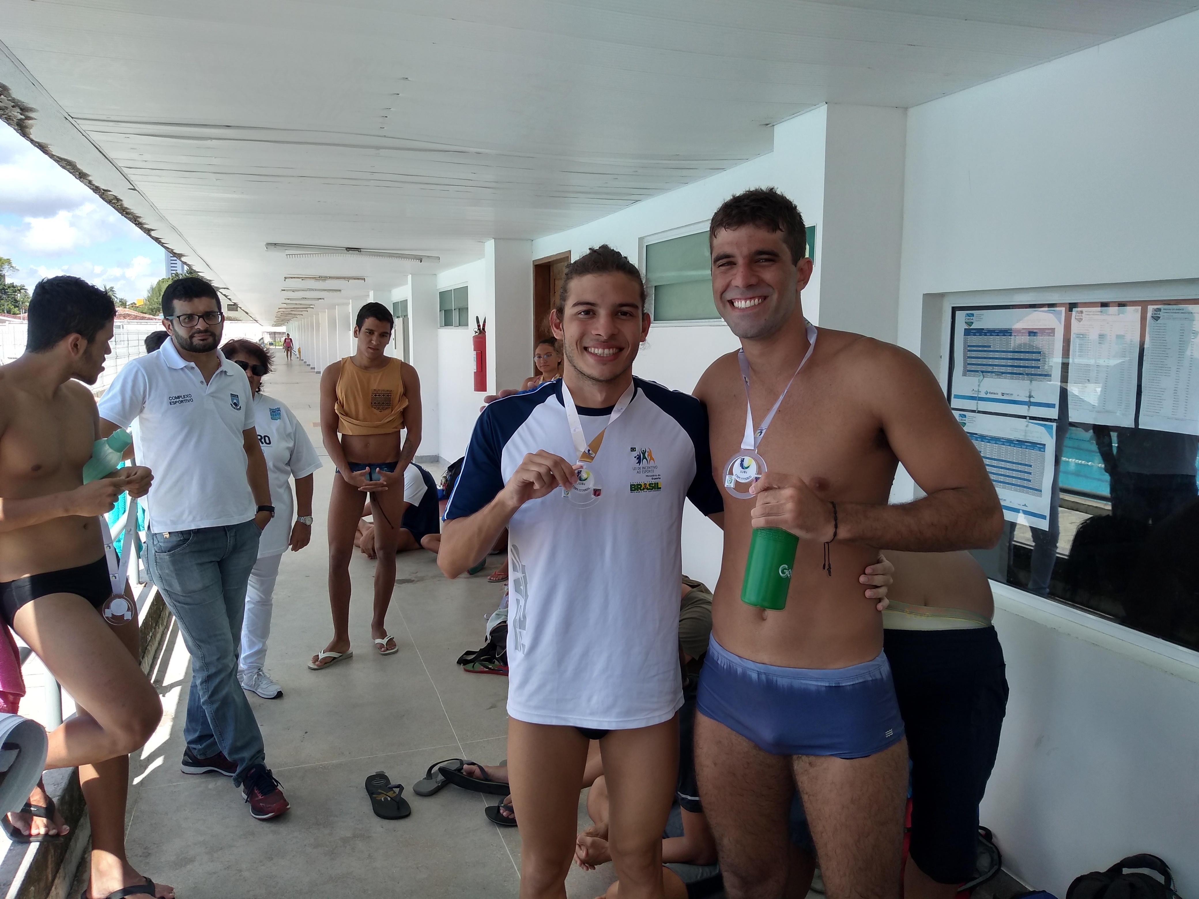 O atleta Vitor Pereira Reis (à esquerda), recordista de medalhas da competição (6 medalhas de ouro) dividindo a conquista nos 100 m borboleta com seu colega de equipe da UFPB Lucas Brayner Figueiredo (à direita, medalha de prata).