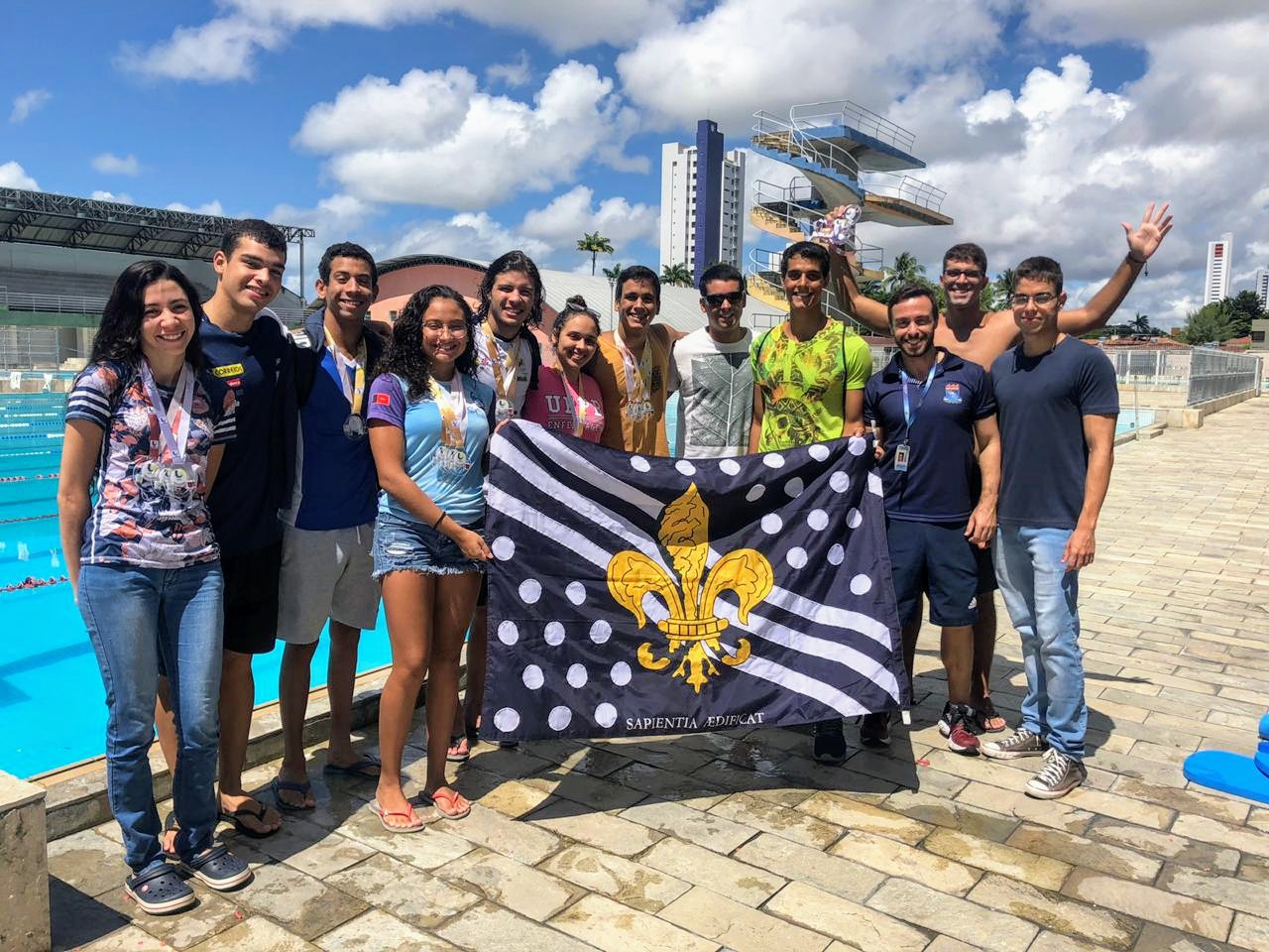 Integração da equipe de natação da UFPB comemorando os resultados obtidos.