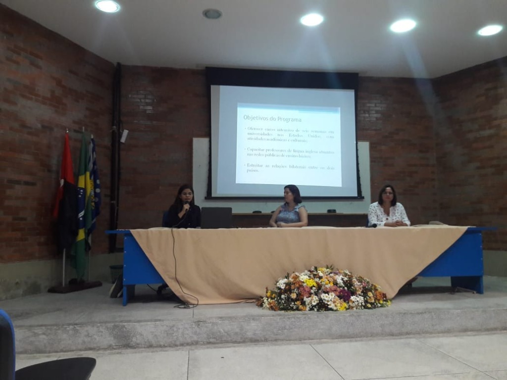 Mesa Redonda PDPI Semana de Letras.jpeg