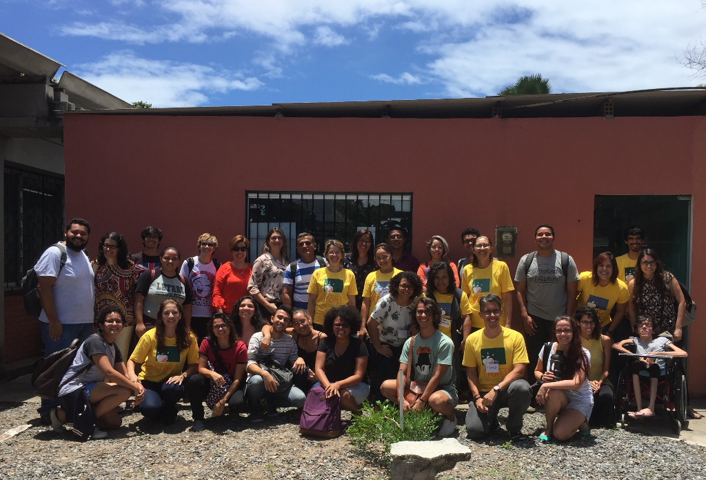 Encontro 1 - 2018 - How to Get Away with Smathphones in the Classroom(2).png
