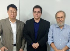 Gary Rainer ao centro com os professores Liguang Liu (Vice-Diretor do Centro de Economia Global e Desenvolvimento Sustentável da CUFE) e Marcos Costa Lima (Coordenador do Instituto de Estudos da Ásia/UFPE e Professor do Departamento de Ciência Política da UFPE).