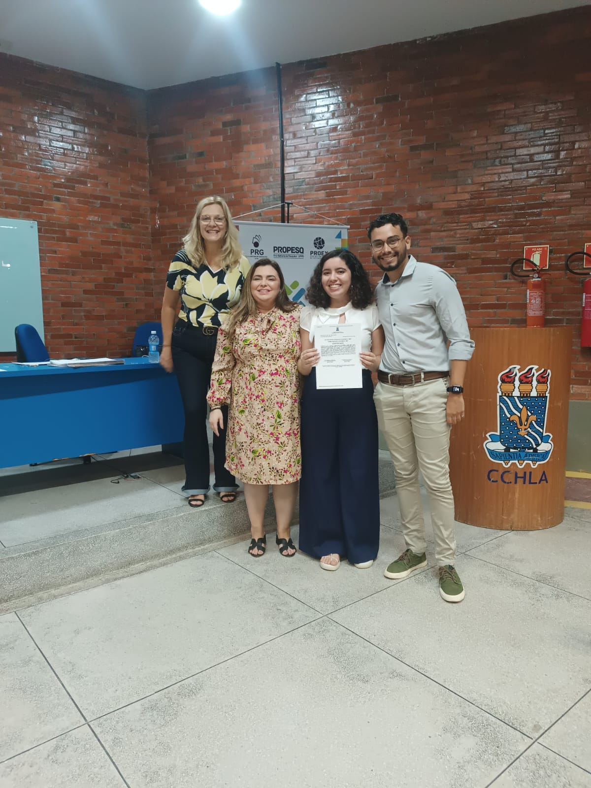 Na imagem, estão os monitores Jaidna Almeida e Acauã Bernardo recebendo o prêmio.