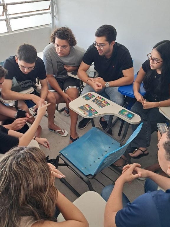 Alunos em mesa do jogo.jpg