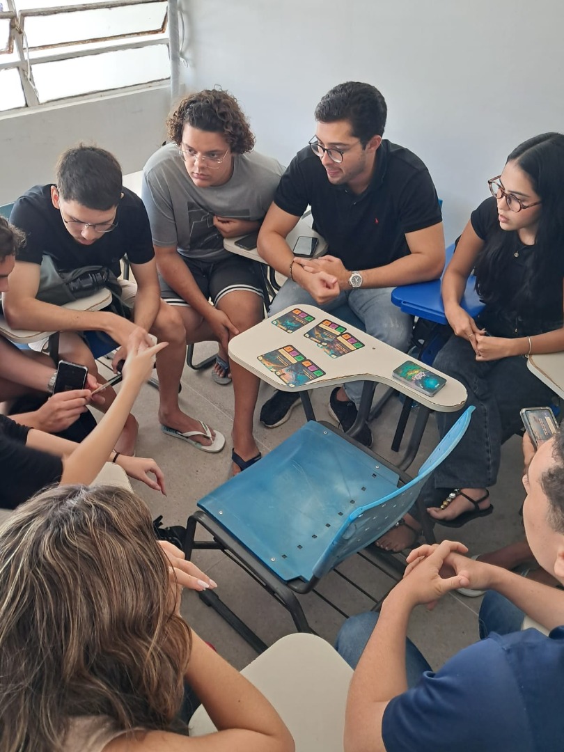 Alunos em mesa do jogo.jpg