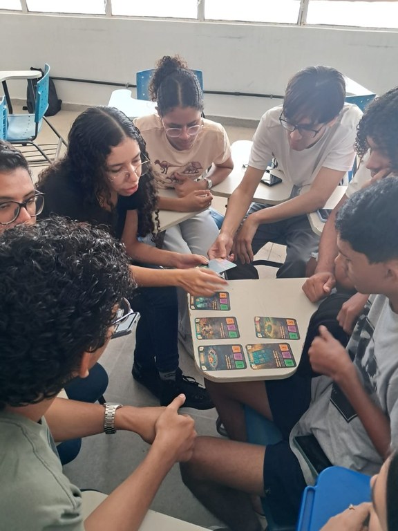 Alunos em outra mesa.jpg