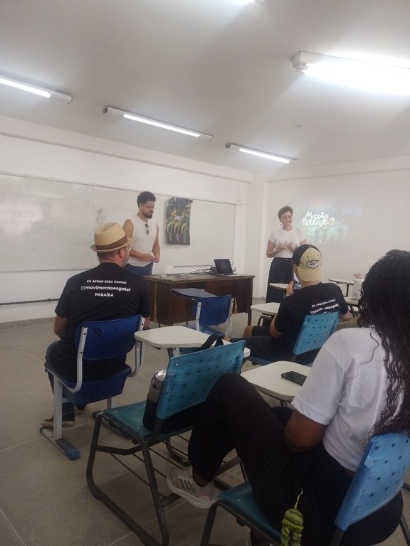 Felipe e Carol ensinando o jogo.jpg