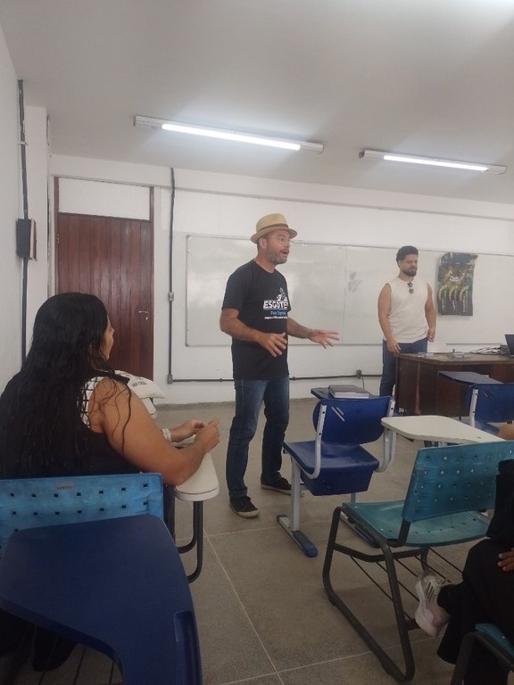 Joácio apresentando o jogo.jpg