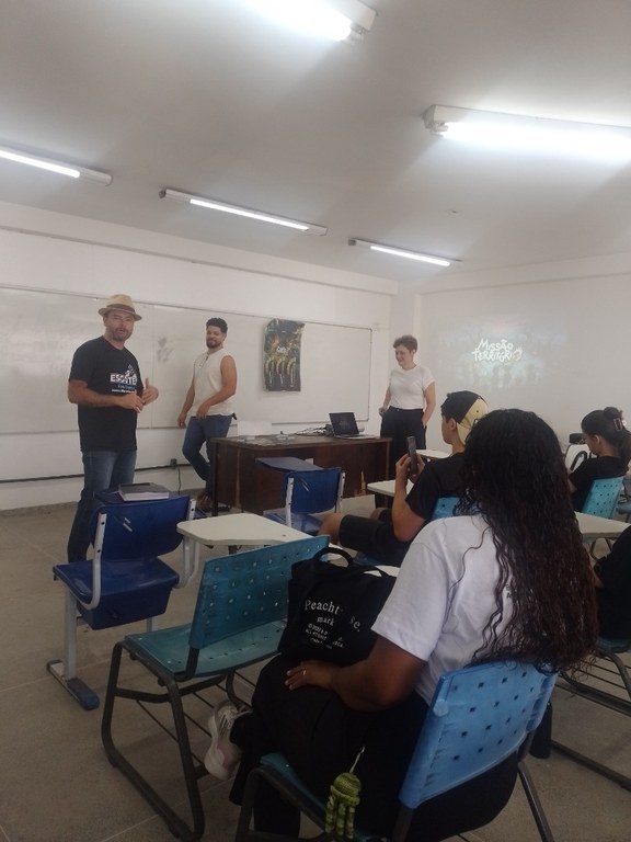 Joácio e alunos.jpg