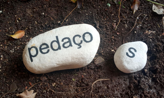 Pedaços (poema objeto) Pedaços (poema objeto)