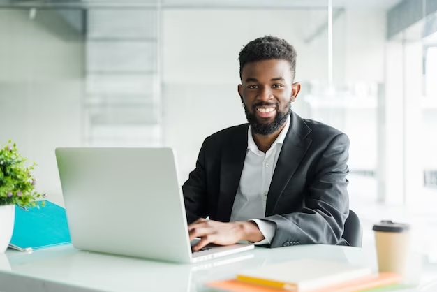 jovem-negro-trabalhando-no-laptop-na-mesa-de-escritorio_231208-680.jpg
