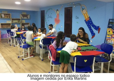Alunos e monitores no espaço lúdico/ Alunos e monitores no espaço lúdico/