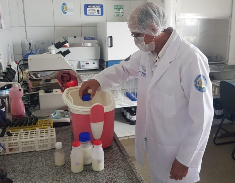 Laboratório de Qualidade do Leite - CCHSA - UFPB, Bananeiras, PB. Imagem de arquivo pessoal cedida pelo projeto de extensão. Laboratório de Qualidade do Leite - CCHSA - UFPB, Bananeiras, PB. Imagem de arquivo pessoal cedida pelo projeto de extensão.