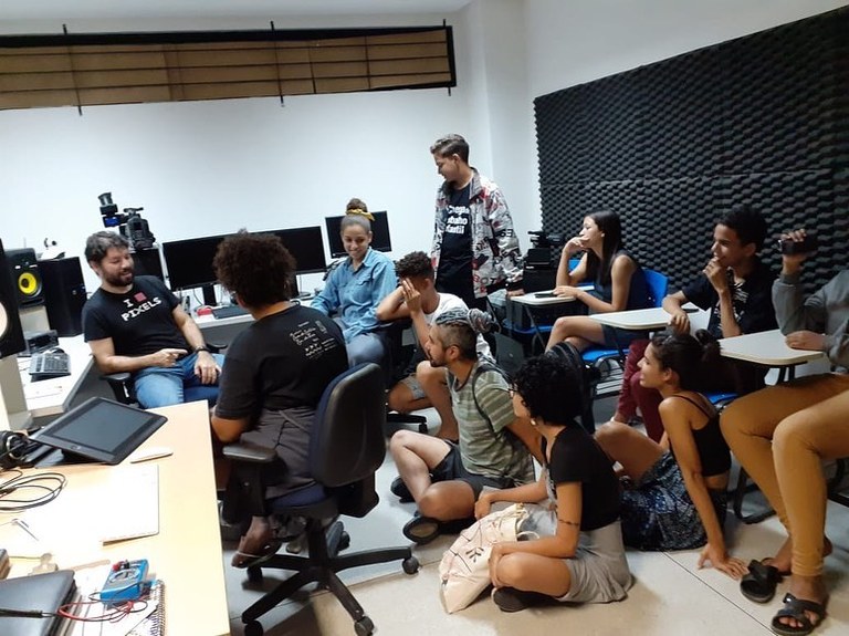 Rolezinho na UFPB apredendo sobre edição e produção de vídeos. Imagem: foto publicada no perfild o projeto no Instagram @rolezinhodoportodocapim Rolezinho na UFPB apredendo sobre edição e produção de vídeos. Imagem: foto publicada no perfild o projeto no Instagram @rolezinhodoportodocapim