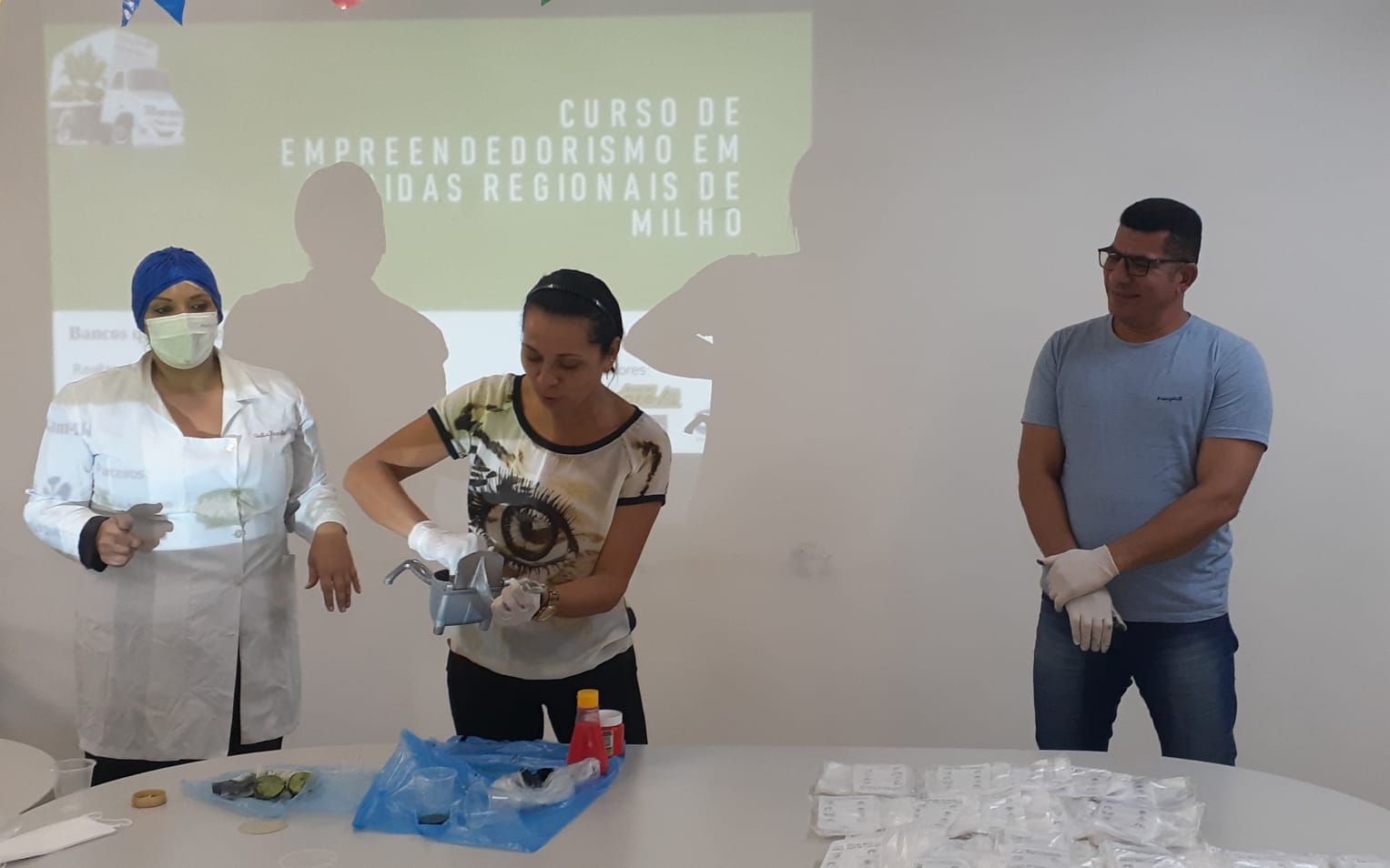 Aula de boas práticas em manipulação de alimentos durante o curso Empreendedorismo em comidas regionais de milho.Imagem cedida pela equipe (2022)