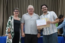 Profa. Caroline Colpo, Prof. José Roberto Soares do Nascimento (pró-reitor), discente João Gusmão