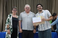 Profa. Caroline Colpo, Prof. José Roberto Soares do Nascimento (pró-reitor), discente João Gusmão