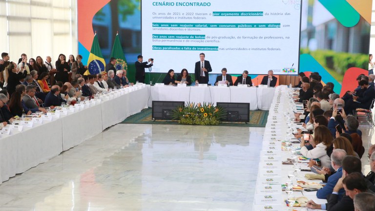 Reitora da UFPB participa de encontro com reitores e ministros em Brasília