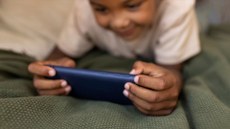 Estudo identifica padrões sobre uso de telas em famílias de crianças com e sem autismo