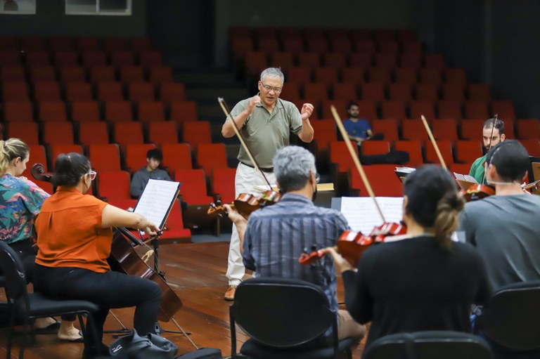 Ensaio Orquestra e Maestro Paul Chou (EUA) Ensaio Orquestra e Maestro Paul Chou (EUA)