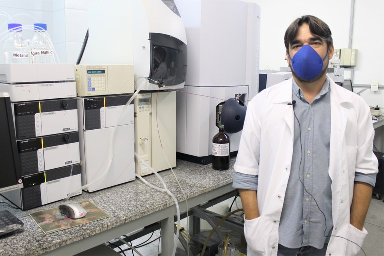 DOCENTE DA UFPB RECEBE PRÊMIO NACIONAL DA SOCIEDADE BRASILEIRA DE QUÍMICA Selecione o idioma DOCENTE DA UFPB RECEBE PRÊMIO NACIONAL DA SOCIEDADE BRASILEIRA DE QUÍMICA Selecione o idioma