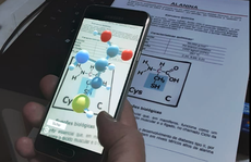 Software está disponível para download no PlayStore. Apostila com teoria sobre os 20 aminoácidos mais comuns auxilia experiência. Crédito: LabTeve/Autor Desconhecido