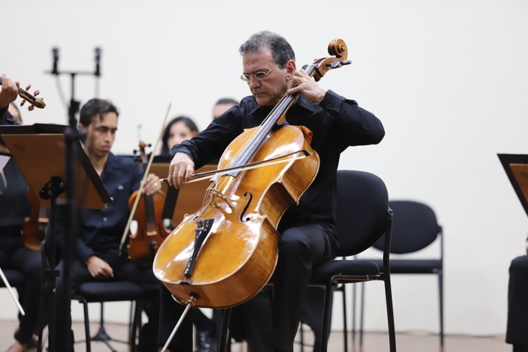 PROJETO “UM VIOLONCELO PELA PAZ”: PROFESSOR DA UFPB REALIZA CONCERTOS DE 3 A 5 DE MAIO NO CENTRO HISTÓRICO DE JOÃO PESSOA