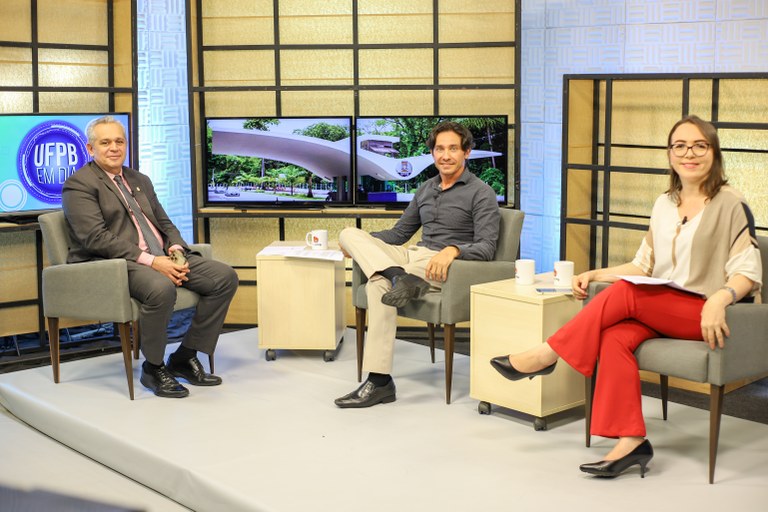 REITOR DA UFPB ANUNCIA CONCURSO COM 45 VAGAS PARA O MAGISTÉRIO SUPERIOR E ÔNIBUS PARA RIO TINTO