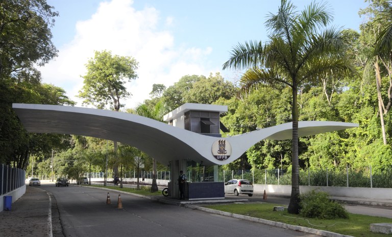REITOR DA UFPB APOIA REESTRUTURAÇÃO DO PLANO DE CARREIRA DOS CARGOS TÉCNICO-ADMINISTRATIVOS EM EDUCAÇÃO REITOR DA UFPB APOIA REESTRUTURAÇÃO DO PLANO DE CARREIRA DOS CARGOS TÉCNICO-ADMINISTRATIVOS EM EDUCAÇÃO