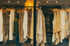 Indústria da moda movimentou, em 2018, aproximadamente U$ 895 milhões e gerou cerca de 1,5 milhão de empregos diretos e 8 milhões de indiretos. Crédito: Hannah Morgan-Unplash