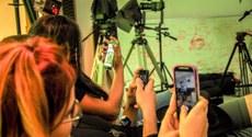 Para participar da competição, é preciso postar a fotografia no Instagram, até o dia 26 de junho, usando as hashtags #mereinventandoemcasa e #concursoclicklab. Crédito: ClickLab/UFPB/Autor Desconhecido