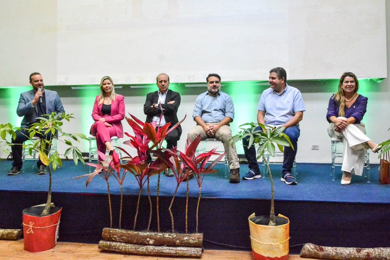 Vice-reitora Liana Filgueira representa a UFPB em seminário sobre governança sustentável em João Pessoa Vice-reitora Liana Filgueira representa a UFPB em seminário sobre governança sustentável em João Pessoa